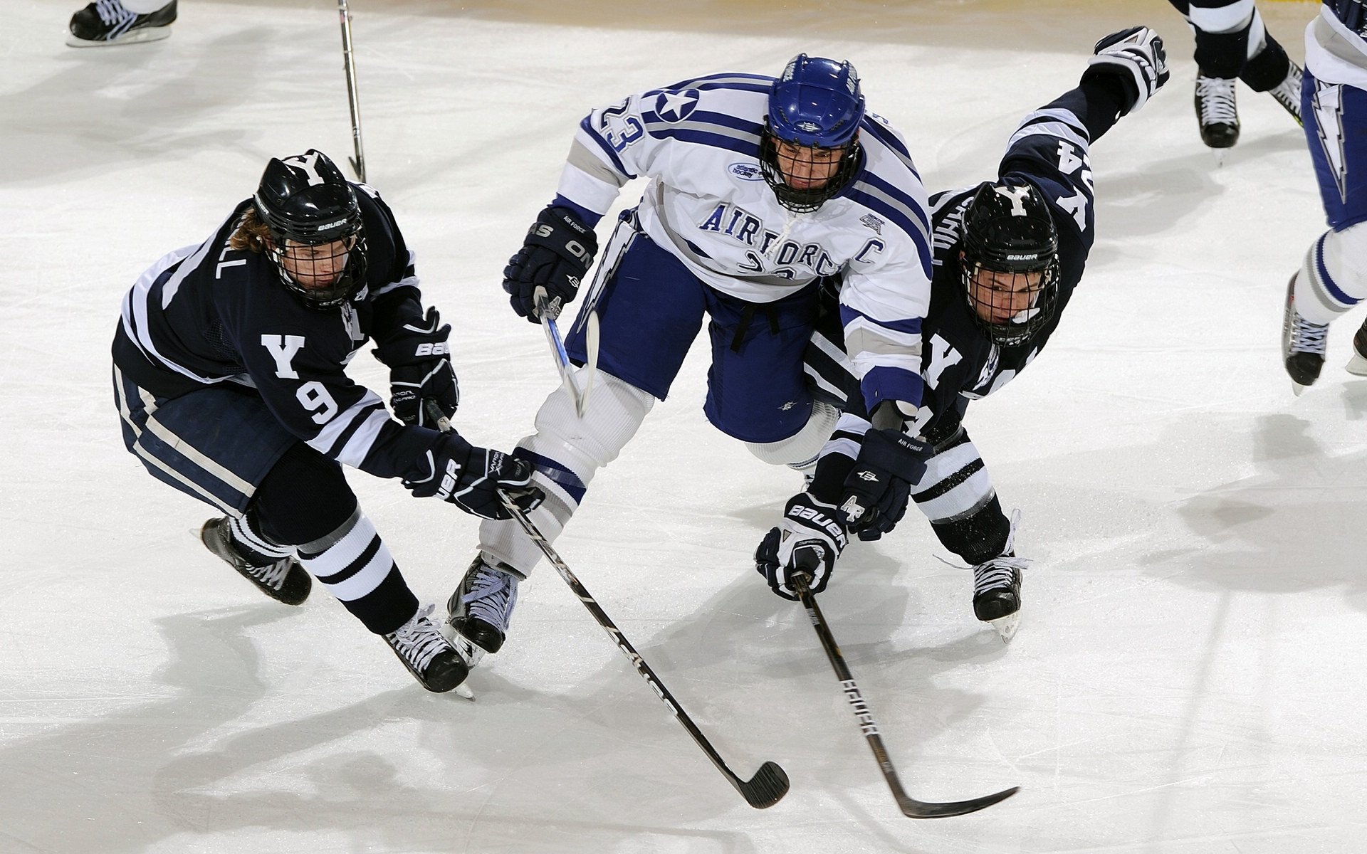 “高新体育中心网球赛:经典对决,再现精彩绝伦的比赛”