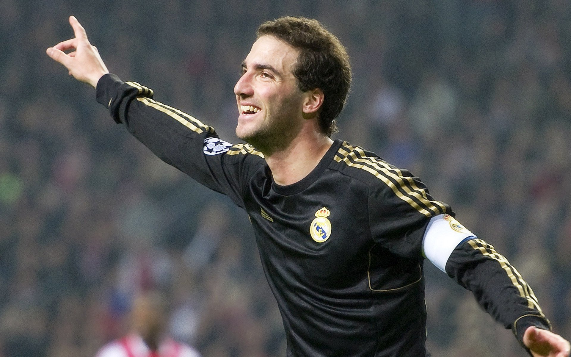 德甲攻防决战：每一次争夺都令人屏息，德甲防守