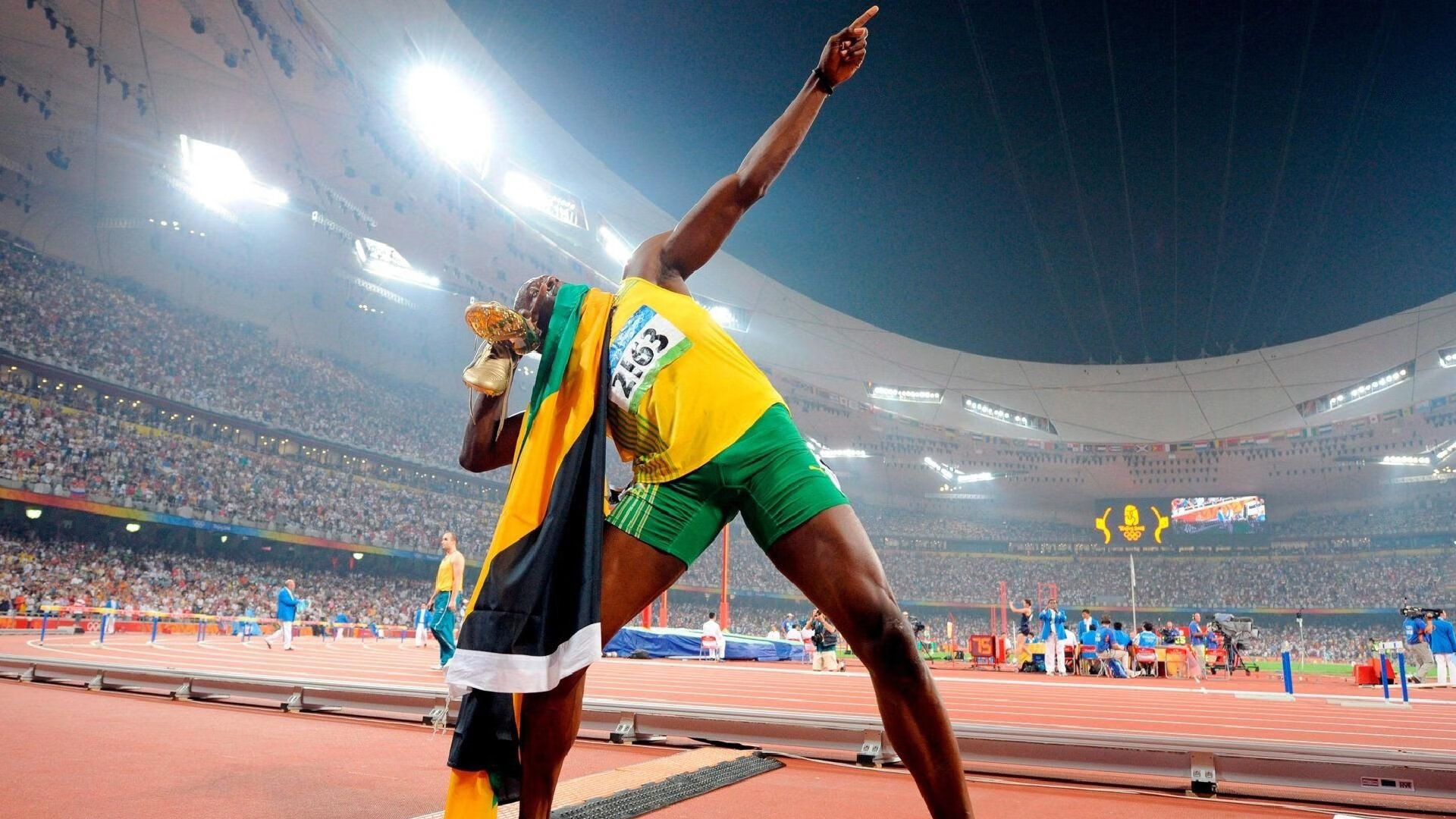 数字科技让足球比赛现场观众体验更丰富，互动性增强，数字智能足球